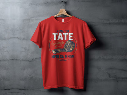 Red t-shirt with "NEMA TOG KOJI MOŽE DA SE MERI SA MNOM" text and measuring tape.