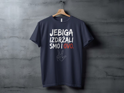 Dark blue crewneck t-shirt hanging on a wooden hanger against a gray textured wall, featuring white and red Serbian text and a three-finger hand gesture graphic.